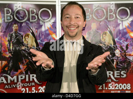 DJ BoBo musicien frappe un poser lors d'une conférence de presse sur son Allemagne tour 'Vampires vivant', à Cologne, Allemagne, 27 mars 2008. DJ BoBo va jouer à l'Koelnarena le 21 mai 2008. Dans son nouveau spectacle 'Vampires Alive' il allie la musique, danse, acrobatie, et multimédia avec 40 artistes. Photo : Joerg Carstensen Banque D'Images