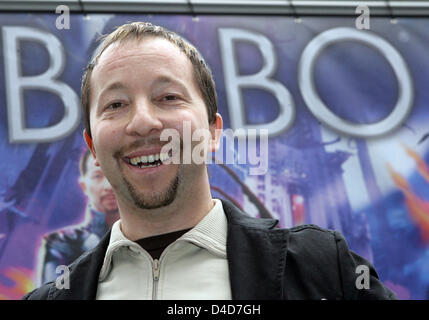 Musicien DJ BoBo sis sur la photo lors d'une conférence de presse sur son Allemagne tour 'Vampires vivant', à Cologne, Allemagne, 27 mars 2008. DJ BoBo va jouer à l'Koelnarena le 21 mai 2008. Dans son nouveau spectacle 'Vampires Alive' il allie la musique, danse, acrobatie, et multimédia avec 40 artistes. Photo : Joerg Carstensen Banque D'Images