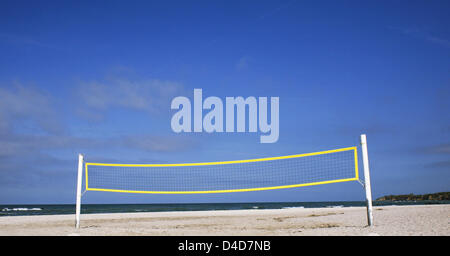 (Afp) le fichier photo daté de septembre 2007 présente un filet de volley-ball à la plage près de Wustrow, Allemagne. Photo : Wolfram Steinberg Banque D'Images