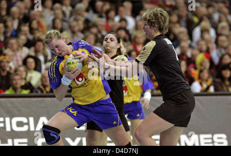 Johanna suédois Wiberg (L) se bat son chemin passé Nadine Allemand Haerdter (C) et le sable dans la qualification olympique Jurack l'Allemagne contre la Suède à Leipzig, Allemagne, 28 mars 2008. Photo : Jan Woitas Banque D'Images