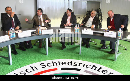 Les gestionnaires de la Bundesliga (L-R) Felix Magath (VfL Wolfsburg), Heribert Bruchhagen (Eintracht Francfort), Klaus Allofs (Werder Brême), Rudi Voeller (Bayer Leverkusen) et Uli Hoeness (Bayern Munich) discuter au cours de la conférence de la table ronde organisée par l'Association Allemande de Football 'Deutscher Fussball-Bund" (DFB) à Munich, Allemagne, 31 mars 2008. Les gestionnaires de l'équipe de Bundesliga, représentant DFB Banque D'Images