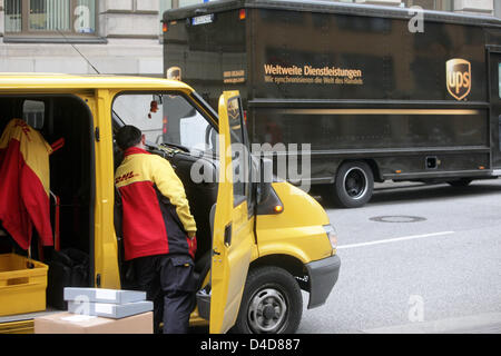 Un camion de livraison de DHL (avant) et UPS (arrière) sur la photo au centre-ville de Hambourg, Allemagne, 28 mars 2008. Photo : Bodo Marks Banque D'Images