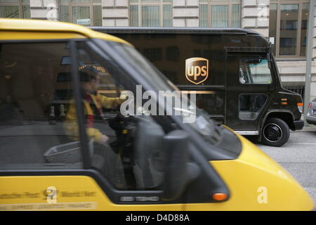 Un camion de livraison de DHL (avant) et UPS (arrière) sur la photo au centre-ville de Hambourg, Allemagne, 28 mars 2008. Photo : Bodo Marks Banque D'Images