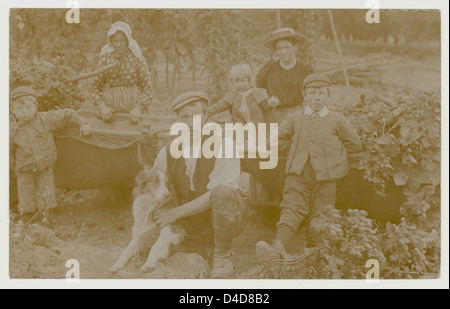 Carte postale édouardienne de hop pickers, Edwardians, U.K, vers 1905 Banque D'Images