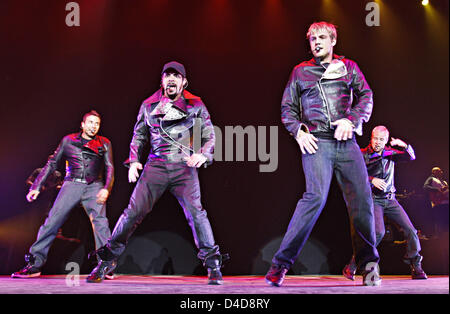 US senior garçon bande 'Backstreet Boys' (L-R) Howie Dorough, AJ McLean, Nick Carter et Brian Littrell effectuer pendant leur concert à Stuttgart, Allemagne, 02 avril 2008. Quelque 3 500 fans sont devenus fous comme les Backstreet's back (super !) et en tournée en Allemagne de sept représentations jusqu'au début de mai. Photo : FRANZISKA KAUFMANN Banque D'Images