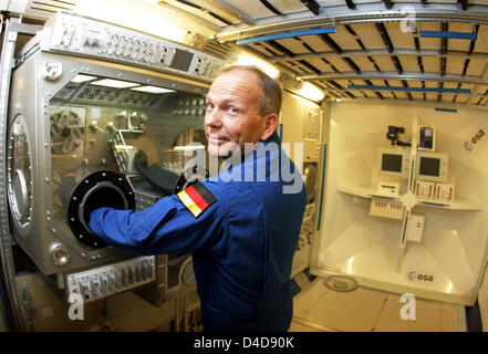 L'astronaute allemand Hans Schlegel est représentée dans un modèle de laboratoire de l'espace 'Columbus' , à Cologne, Allemagne, 3 avril 2008. Les engins spatiaux non habités 'Jules Verne' a pris contact avec la Station spatiale internationale (ISS) le jeudi. En direct au sol a montré comment les ordinateurs ont guidé l'arrivant de plaisance tout au long de la manœuvre lente. Le Jules Verne, qui a mis près de 6 tonnes de Banque D'Images