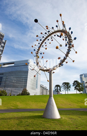 'Évent' éoliennes de sculpture par Duncan Stemler à Docklands Park. Melbourne, Victoria, Australie Banque D'Images