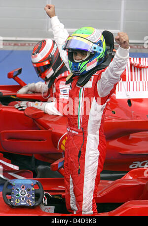 Pilote de Formule 1 brésilien Felipe Massa de la Scuderia Ferrari (avant) célèbre la victoire devant son coéquipier finlandais Kimi Raikkonen la Formule 1 Grand Prix de Bahreïn à Sakhir, près de Manama, Bahreïn, 06 avril 2008. Photo : Jens Buettner Banque D'Images