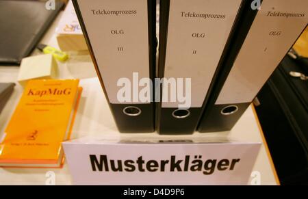 Stand des dossiers dans une chambre de la la Saalbau Bornheim, qui a été transformée en une salle d'audience pendant une audience dans le procès en test Telekom Frankfurt am Main, Allemagne, 07 avril 2008. Sept ans après la première se plaint ont été déposés par des petits actionnaires déçus la procédure judiciaire contre Deutsche Telekom sont à saisir au moins une ronde de pré-décision. La cour est de décider whethe Banque D'Images