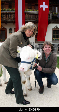 La veuve de l'acteur Hans Clarin, Christa Clarin et singer Patrick Lindner posent avec un veau blanc au sanctuaire animal Gut Aiderbichl près de Salzbourg, Autriche, 06 avril 2008. Jordi est membre d'un jury qui décerne le Grand Prix de Aiderbichl 2008 pour l'Allemagne, l'Autriche et la Suisse. Le prix est décerné à des gens qui se sont engagés à aider les animaux.La séance photo a eu lieu avant d'e Banque D'Images