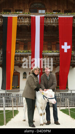 La veuve de l'acteur Hans Clarin, Christa Clarin et singer Patrick Lindner posent avec un veau blanc au sanctuaire animal Gut Aiderbichl près de Salzbourg, Autriche, 06 avril 2008. Ils sont membre d'un jury qui décerne le Grand Prix de Aiderbichl 2008 pour l'Allemagne, l'Autriche et la Suisse. Le prix est décerné à des gens qui se sont engagés à aider les animaux.La séance photo a eu lieu avant d'e Banque D'Images