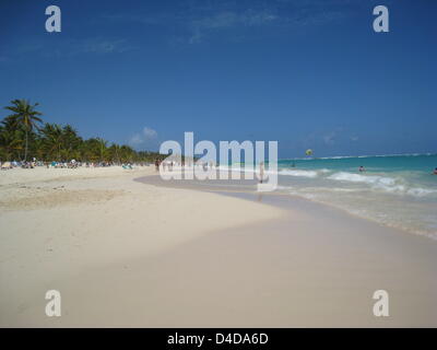 La photo montre les touristes sur la plage de Punta Cana, République dominicaine, 27 mars 2008. Photo : Alexander Becher Banque D'Images