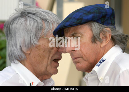 La formule 1 supremo Bernie Ecclestone (L) parle avec la légende de la Formule 1, trois fois vainqueur Jackie Stewart, avant la Formule 1 Grand Prix de Bahreïn à Sakhir, près de Manama, Bahreïn, le 05 avril 2008. Photo : Jens Buettner Banque D'Images