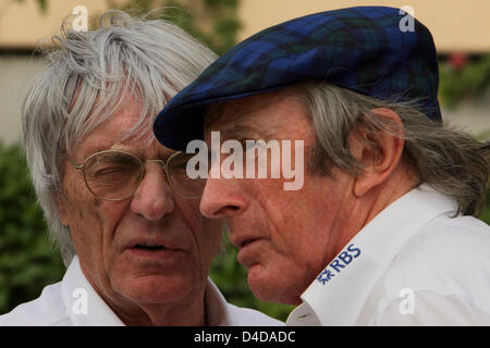 La formule 1 supremo Bernie Ecclestone (L) parle avec la légende de la Formule 1, trois fois vainqueur Jackie Stewart, avant la Formule 1 Grand Prix de Bahreïn à Sakhir, près de Manama, Bahreïn, le 05 avril 2008. Photo : Jens Buettner Banque D'Images