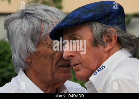 La formule 1 supremo Bernie Ecclestone (L) parle avec la légende de la Formule 1, trois fois vainqueur Jackie Stewart, avant la Formule 1 Grand Prix de Bahreïn à Sakhir, près de Manama, Bahreïn, le 05 avril 2008. Photo : Jens Buettner Banque D'Images