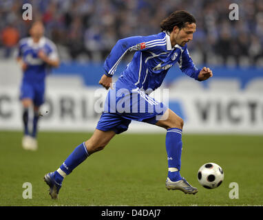 L'attaquant Kevin Kuranyi Schalke est sur la balle dans la Bundesliga match FC Schalke 04 v Hansa Rostock au stade VeltinsArena de Gelsenkirchen, Allemagne, 05 avril 2008. Schalke a remporté le match 1-0. Photo : Achim Scheidemann Banque D'Images