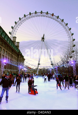 Patinoire du London Eye sur la rive sud de la Tamise Banque D'Images