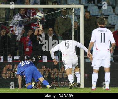 L'attaquant de Munich Luca Toni (2e R) de marque le 3-3 dans les heures supplémentaires durant les deuxième quart de finale de Coupe UEFA jambe match de foot Getafe CF vs Bayern Munich au Coliseum Alfonso Perez stadium, à Getafe, Espagne, 10 avril 2008. Le match s'est terminé 3-3. À la Munich adavances demi finale parce qu'ils ont marqué plus de buts à l'extérieur. Photo : Matthias Schrader Banque D'Images