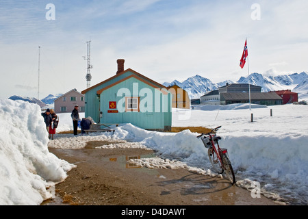 Les touristes écrit cartes postales à la poste la plus septentrionale du monde social dans la recherche règlement de Ny Alesund, Spitzberg. Banque D'Images