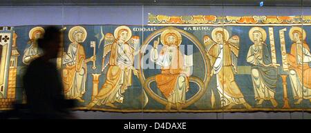 Les yeux d'une femme une partie de la 11e siècle Abraham tapisserie, tapisserie, la plus ancienne de l'Europe faisant partie de l'Halberstadt trésor de la cathédrale sur l'affichage à Magdeburg, Allemagne, 11 avril 2008. La cathédrale de Halberstadt, l'un des trésors les plus importants trésors de la cathédrale médiévale, glooms en nouvelle splendeur qu'environ 300 des 650 reliques rares et anciens, tapisseries, vêtements, Goldsmith w Banque D'Images