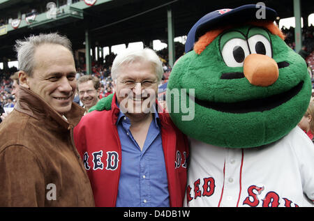 Le ministre allemand des affaires étrangères, Frank-Walter Steinmeier (C), le président de l'équipe de baseball des États-Unis Red Sox, Larry Lucchino (L) et la mascotte posent avant le match de baseball les Red Sox de Boston vs Yankees de New York à Boston, USA, 12 avril 2008. Steinmeier a fait l'honneur de lancer la première balle. Steinmeier rend une visite d'État en France jusqu'au 13 avril. Photo : ARNO BURGI Banque D'Images