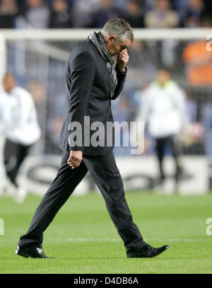 Fichier - Entraîneur de Schalke 04 Mirko Slomka marche sur le terrain après le match de la Ligue des Champions Chelsea FC vs FC Schalke 04 à Londres, Royaume-Uni, 24 octobre 2007. Le FC Schalke 04 Slomka met fin avec effet immédiat, en tant que manager Andreas Mueller a annoncé le 13 avril 2008. Photo : Rolf Vennenbernd Banque D'Images