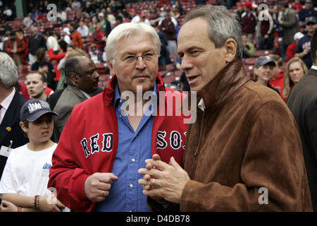 Le ministre allemand des affaires étrangères, Frank-Walter Steinmeier (L) parle à Larry Lucchino, président de la Red Sox avant le match de baseball les Red Sox de Boston vs Yankees de New York à Fenway Park à Boston, USA, 12 avril 2008. Steinmeier a fait l'honneur de lancer la première balle. Steinmeier rend une visite d'État en France jusqu'au 13 avril. Photo : Arno Burgi Banque D'Images