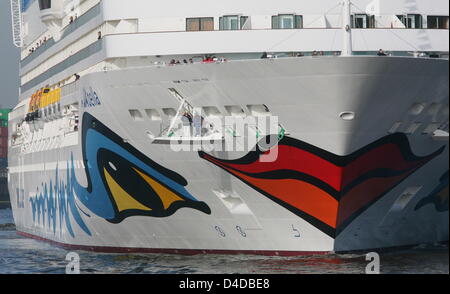 Le nouveau bateau de croisière 'AIDAbella' intègre le port de Hambourg, Allemagne, 15 avril 2008. Les 252 mètres de long et 32 mètres de large ship a été achevé fin mars à l'arsenal à Papenburg Meyer et n'est d'être baptisé par le top model Eva Padberg allemand le 23 avril à Rostock-Warnemuende après les visites à Hambourg, Kiel et Rostock. En fonction de sa société d'armateurs AIDA Cruises, la deuxième nouvelle Banque D'Images