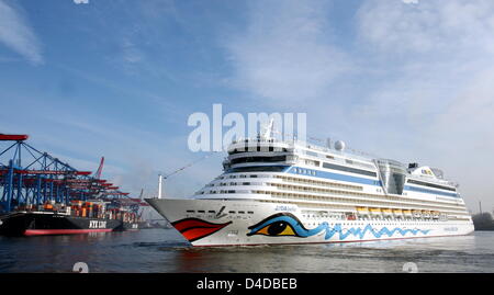 Le nouveau bateau de croisière 'AIDAbella' intègre le port de Hambourg, Allemagne, 15 avril 2008. Les 252 mètres de long et 32 mètres de large ship a été achevé fin mars à l'arsenal à Papenburg Meyer et n'est d'être baptisé par le top model Eva Padberg allemand le 23 avril à Rostock-Warnemuende après les visites à Hambourg, Kiel et Rostock. En fonction de sa société d'armateurs AIDA Cruises, la deuxième nouvelle Banque D'Images