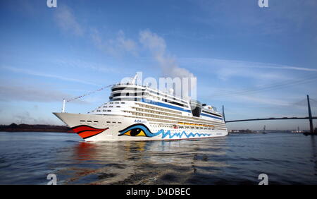 Le nouveau bateau de croisière 'AIDAbella' intègre le port de Hambourg, Allemagne, 15 avril 2008. Les 252 mètres de long et 32 mètres de large ship a été achevé fin mars à l'arsenal à Papenburg Meyer et n'est d'être baptisé par le top model Eva Padberg allemand le 23 avril à Rostock-Warnemuende après les visites à Hambourg, Kiel et Rostock. En fonction de sa société d'armateurs AIDA Cruises, la deuxième nouvelle Banque D'Images