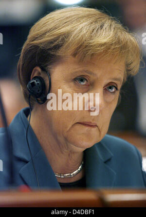 La chancelière allemande, Angela Merkel, à l'écoute de l'Assemblée parlementaire du Conseil de l'Europe (APCE) à Strasbourg, France, 15 avril 2008. Mme Merkel a effectué une visite à divers organes européens, parmi lesquels l'Assemblée parlementaire du Conseil de l'Europe (APCE) et la Cour européenne des Droits de l'homme. Photo : ROLF HAID Banque D'Images