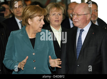 La chancelière allemande Angela Merkel (L) en compagnie de Jean-Paul Costa (R), Président de la Cour européenne des Droits de l'Homme à Strasbourg, et Renate Jaeger (C), juge de la Cour européenne des Droits de l'homme, à Strasbourg, France, 15 avril 2008. Mme Merkel a effectué une visite à divers organes européens, parmi lesquels l'Assemblée parlementaire du Conseil de l'Europe (APCE) et le Cour Banque D'Images