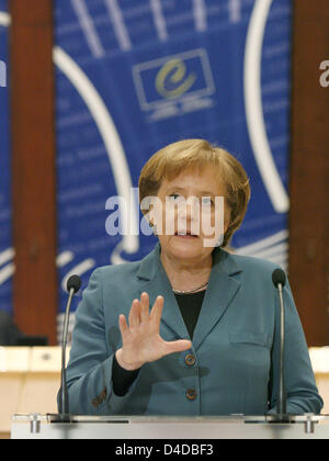 La chancelière allemande Angela Merkel prononce un discours devant l'Assemblée parlementaire du Conseil de l'Europe (APCE) à Strasbourg, France, 15 avril 2008. Mme Merkel a effectué une visite à divers organes européens, parmi lesquels l'Assemblée parlementaire du Conseil de l'Europe (APCE) et la Cour européenne des Droits de l'homme. Photo : ROLF HAID Banque D'Images