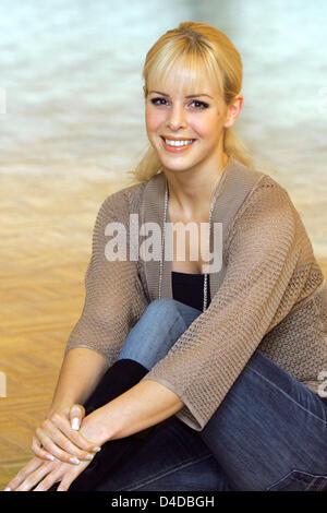 Danseuse suédoise Isabel Edvardsson, vainqueur de la première saison de "Let's Dance", la version allemande de danse avec les Stars, des sourires au cours d'une leçon de danse à Brunswick, Allemagne, 14 avril 2008. Edvarsson apparaîtra dans deux épisodes de station de télévision publique allemande ZDF telenovela du 'Wege zum Glueck' (chemins vers le bonheur) d'adopter un jeune agent de police interlocuteur dans un weddiong accidentellement Banque D'Images