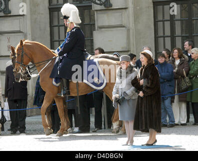 La Reine Silvia de Suède (R) se félicite de la Grande-Duchesse Maria Teresa de Luxembourg (2-R) à Stockholm, Suède, le 15 avril 2008. Le Grand-Duc et Duchesse de Luxembourg sont sur une visite officielle de trois jours en Suède. Photo : Albert Nieboer (Pays-Bas) Banque D'Images
