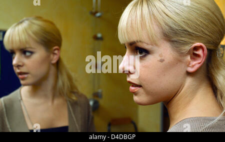 Danseuse suédoise Isabel Edvardsson, vainqueur de la première saison de "Let's Dance", la version allemande de danse avec les Stars, des sourires au cours d'une leçon de danse à Brunswick, Allemagne, 14 avril 2008. Edvarsson apparaîtra dans deux épisodes de station de télévision publique allemande ZDF telenovela du 'Wege zum Glueck' (chemins vers le bonheur) d'adopter un jeune agent de police interlocuteur dans un weddiong accidentellement Banque D'Images