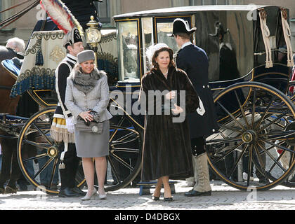 La Reine Silvia de Suède (R) se félicite de la Grande-Duchesse Maria Teresa de Luxembourg (L) à Stockholm, Suède, le 15 avril 2008. Le Grand-Duc et Duchesse de Luxembourg sont sur une visite officielle de trois jours en Suède. Photo : Albert Nieboer (Pays-Bas) Banque D'Images