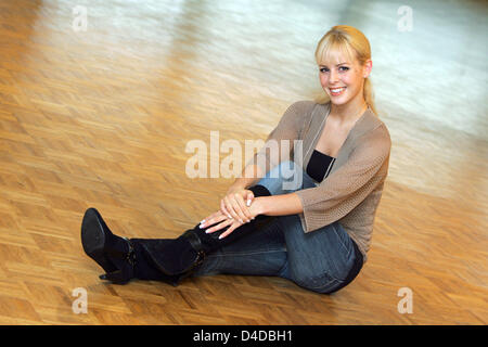 Danseuse suédoise Isabel Edvardsson, vainqueur de la première saison de "Let's Dance", la version allemande de danse avec les Stars, des sourires au cours d'une leçon de danse à Brunswick, Allemagne, 14 avril 2008. Edvarsson apparaîtra dans deux épisodes de station de télévision publique allemande ZDF telenovela du 'Wege zum Glueck' (chemins vers le bonheur) d'adopter un jeune agent de police interlocuteur dans un weddiong accidentellement Banque D'Images