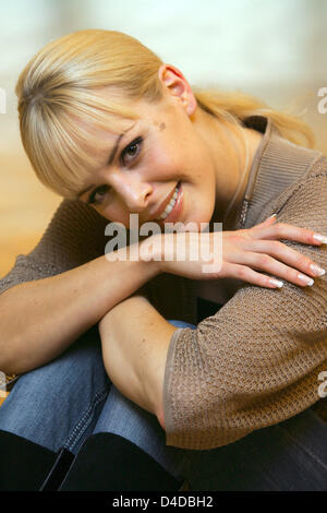 Danseuse suédoise Isabel Edvardsson, vainqueur de la première saison de "Let's Dance", la version allemande de danse avec les Stars, des sourires au cours d'une leçon de danse à Brunswick, Allemagne, 14 avril 2008. Edvarsson apparaîtra dans deux épisodes de station de télévision publique allemande ZDF telenovela du 'Wege zum Glueck' (chemins vers le bonheur) d'adopter un jeune agent de police interlocuteur dans un weddiong accidentellement Banque D'Images