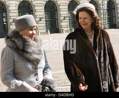 La Reine Silvia de Suède (R) se félicite de la Grande-Duchesse Maria Teresa de Luxembourg (L) à Stockholm, Suède, le 15 avril 2008. Le Grand-Duc et Duchesse de Luxembourg sont sur une visite officielle de trois jours en Suède. Photo : Albert Nieboer (Pays-Bas) Banque D'Images