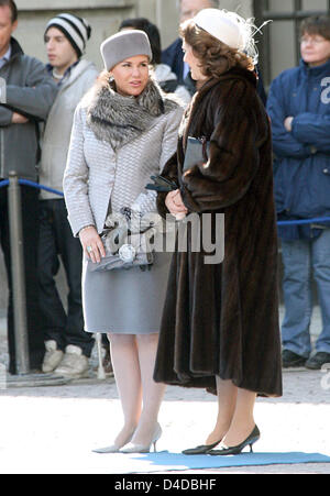 La Reine Silvia de Suède (R) se félicite de la Grande-Duchesse Maria Teresa de Luxembourg (L) à Stockholm, Suède, le 15 avril 2008. Le Grand-Duc et Duchesse de Luxembourg sont sur une visite officielle de trois jours en Suède. Photo : Albert Nieboer (Pays-Bas) Banque D'Images
