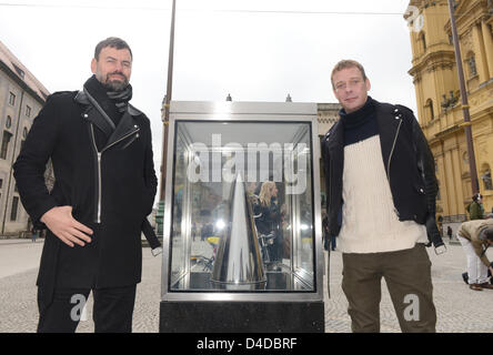 Le duo d'artistes Elmgreen & Dragset, Michael Elmgreen (R) et Ingar Dragset présentent après la performance 'Il n'est jamais trop tard pour dire désolé' sur Odeonplatz à Munich, Allemagne, 12 mars 2013. Tous les après-midi à 12 h, un homme va prendre un mégaphone d'un boîtier en verre et crier 'Il n'est jamais trop tard pour dire désolé." Photo : FELIX HOERHAGER Banque D'Images