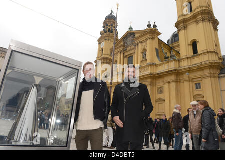 Le duo d'artistes Elmgreen & Dragset, Michael Elmgreen (R) et Ingar Dragset présentent après la performance 'Il n'est jamais trop tard pour dire désolé' sur Odeonplatz à Munich, Allemagne, 12 mars 2013. Tous les après-midi à 12 h, un homme va prendre un mégaphone d'un boîtier en verre et crier 'Il n'est jamais trop tard pour dire désolé." Photo : FELIX HOERHAGER Banque D'Images