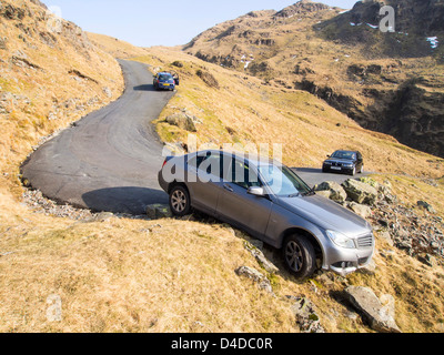 Une Mercedes qui a raté une hiarpin bend sur Hardknott Pass et s'écrasa sur les rochers et était sur le bord d'équilibrage Banque D'Images