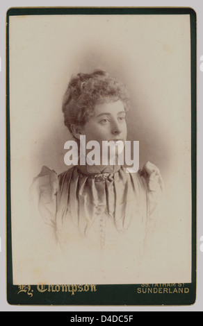 Photo originale de l'ancien cabinet d'une jolie jeune femme victorienne, studio de H (Henry) Thompson de Sunderland, Angleterre, Royaume-Uni vers 1891 Banque D'Images