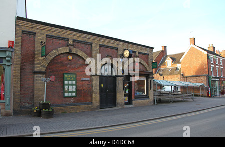 Les bâtiments classés, les étals du marché intérieur et extérieur sur le marché High Street Cheadle Staffordshire England UK Personnel Banque D'Images