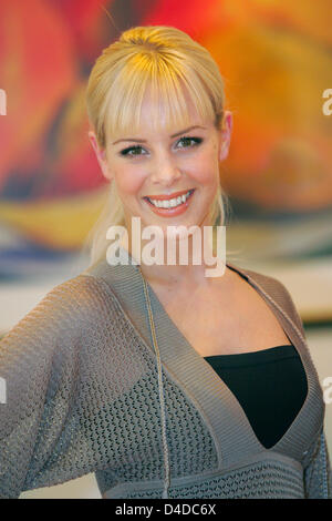 Danseuse suédoise Isabel Edvardsson, vainqueur de la première saison de "Let's Dance", la version allemande de danse avec les Stars, des sourires au cours d'une leçon de danse à Brunswick, Allemagne, 14 avril 2008. Edvarsson apparaîtra dans deux épisodes de station de télévision publique allemande ZDF telenovela du 'Wege zum Glueck' (chemins vers le bonheur) d'adopter un jeune agent de police interlocuteur dans un weddiong accidentellement Banque D'Images