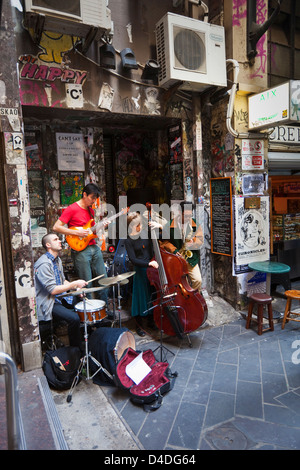 Les amuseurs publics jouant dans ruelle au Centre Place. Melbourne, Victoria, Australie Banque D'Images