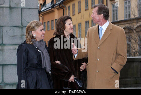 La Reine Silvia de Suède (C) salue le Grand-Duc Henri de Luxembourg (R) et de la Grande-Duchesse Maria Teresa de Luxembourg à Stockholm, Suède, 15 avril 2008. Le Grand-Duc et Duchesse de Luxembourg sont sur une visite officielle de trois jours en Suède. Photo : Albert Nieboer (Pays-Bas) Banque D'Images