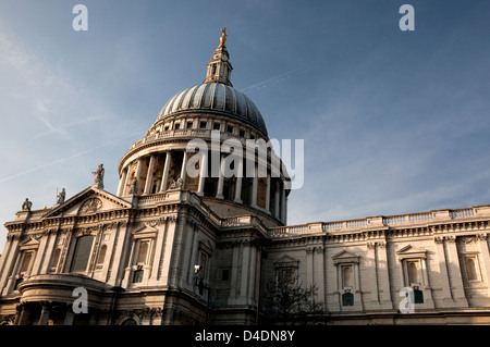 La Cathédrale St Paul, à Londres, en winter sunshine Banque D'Images